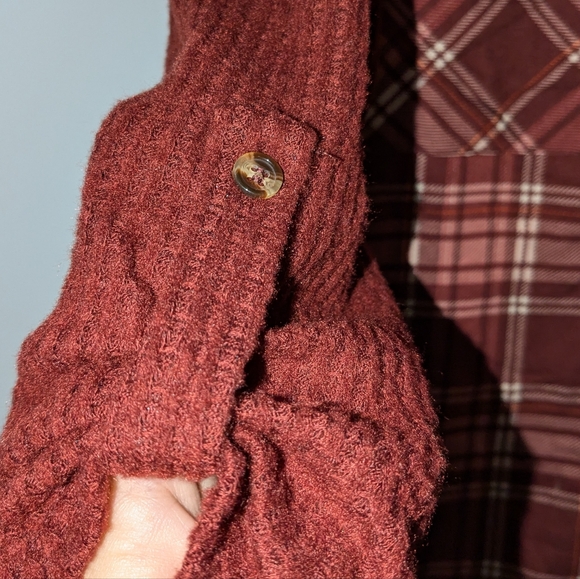 Above and beyond: soft women red / brown and pink plaid buttoned 1X - Picture 4 of 7